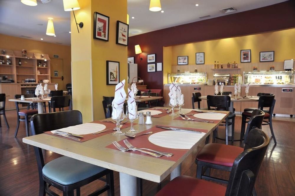โรงแรมคัมปานีเล มาดริด อัลคาซา เด เอนาเรส อัลกาลาเดเอนาเรส ร้านอาหาร รูปภาพ
